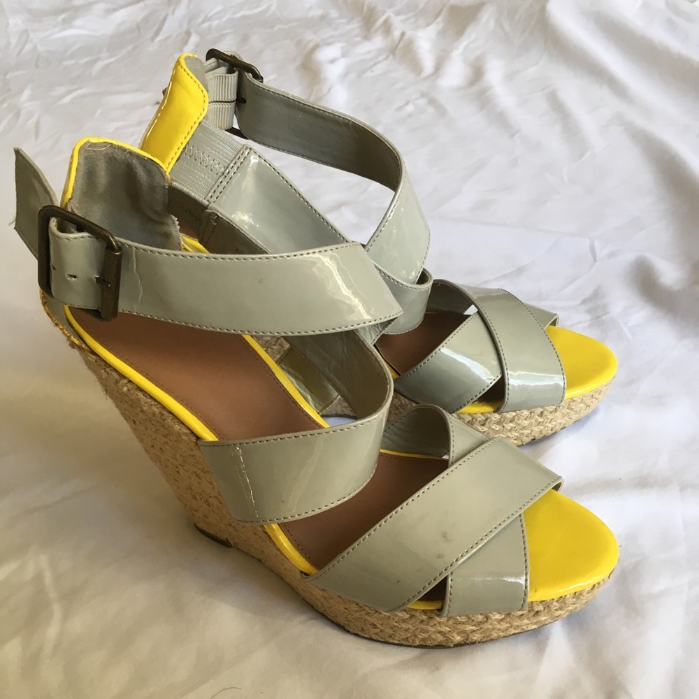 Gray and yellow wedges